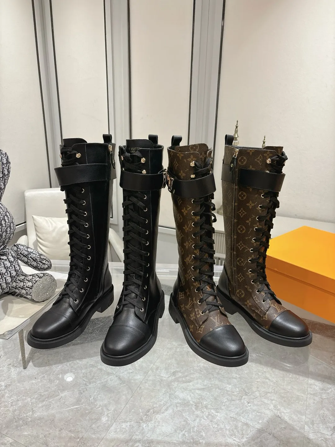 👟👟Ex-factory price 720👟👟 Louis Vuitton Louis Vuitton 2024 autumn and winter high-end customization, catwalk style of major celebrity Internet celebrities, century-old classic, exquisite craftsmanship, comfortable on the feet, side zipper design for easy putting on and taking off. This Citizen flat boots are made of smooth cow leather to demonstrate military style, and the adjustable strap embellished with the LV Capucines logo pays tribute to the Capucines handbag. The LV monogram embossed on the heel subtly echoes the Lozine trim of Louis Vuitton’s traditional trunks. Fabric: Full-grain cowhide Lining: Cowhide Buckle: Original molded outsole Original molded Color: Black Brown Code number 36 to 40 (41 to 42 can be customized and non-refundable) Bosses are welcome to make orders